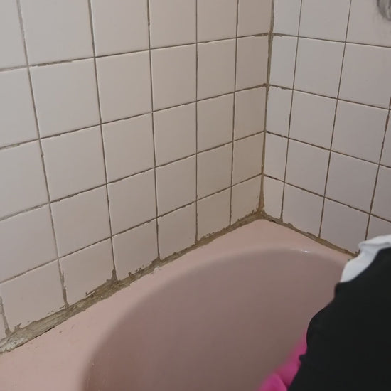 Video del cepillo eléctrico giratorio limpiando el baño