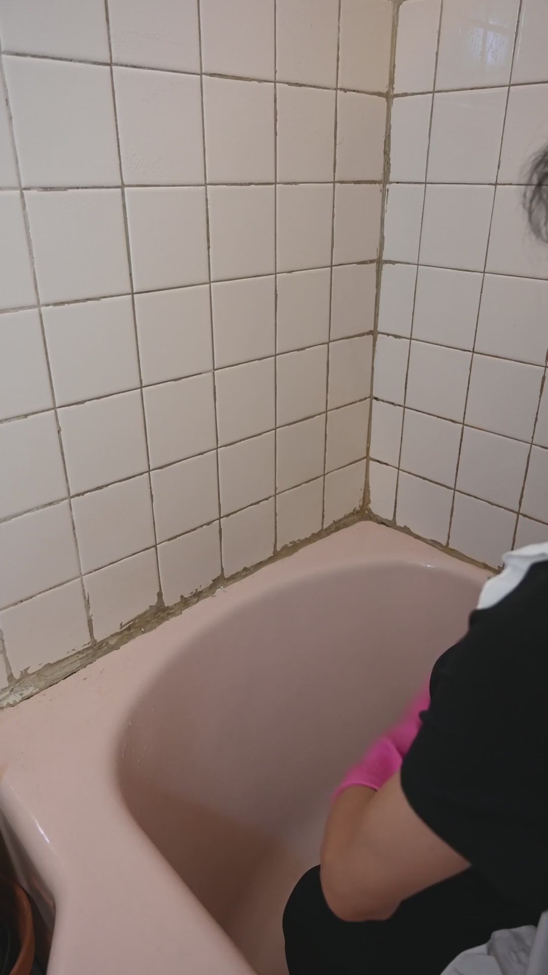 Video del cepillo eléctrico giratorio limpiando el baño